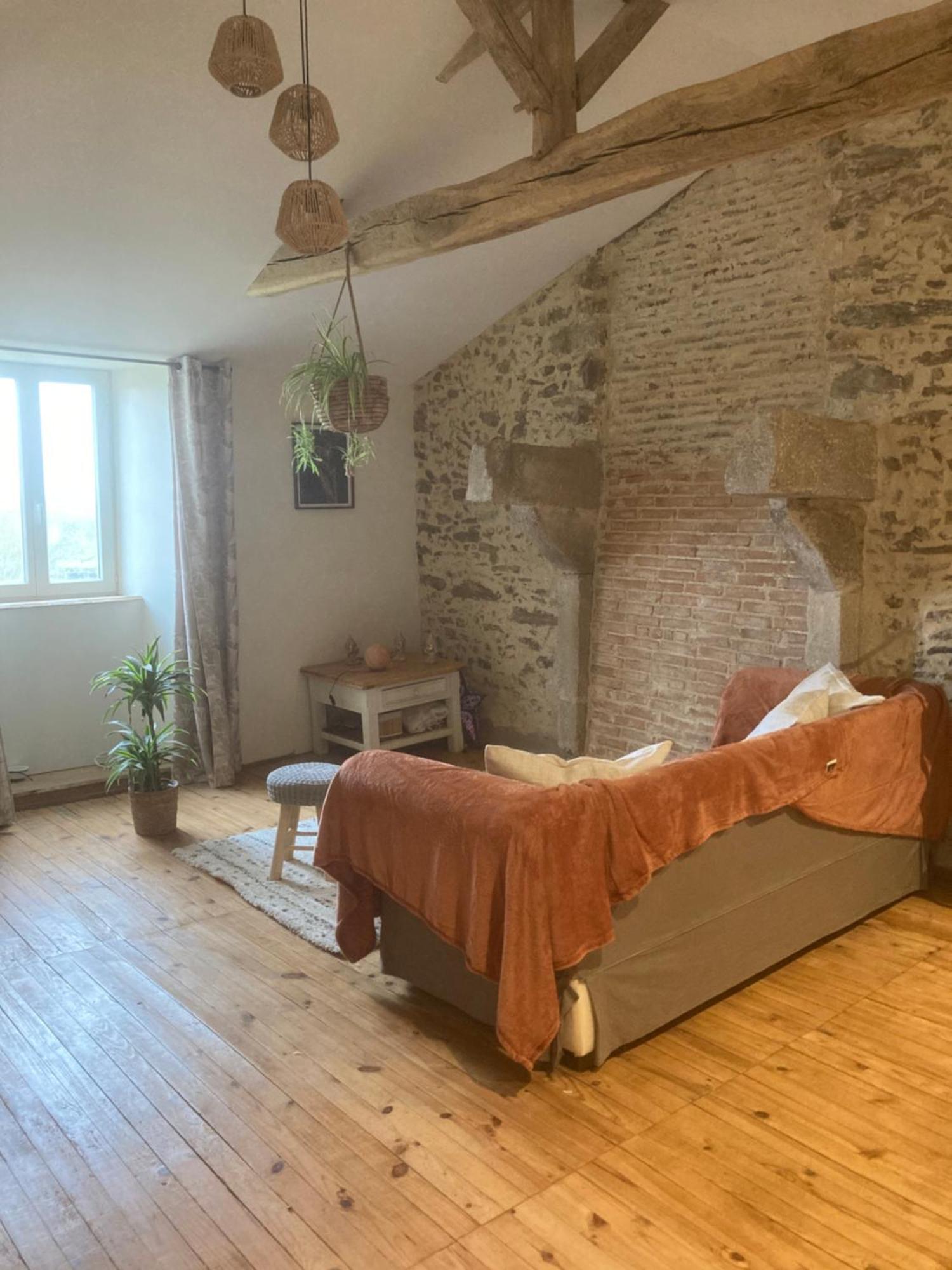 Premier Etage D Une Jolie Maison A La Campagne Montravers Buitenkant foto